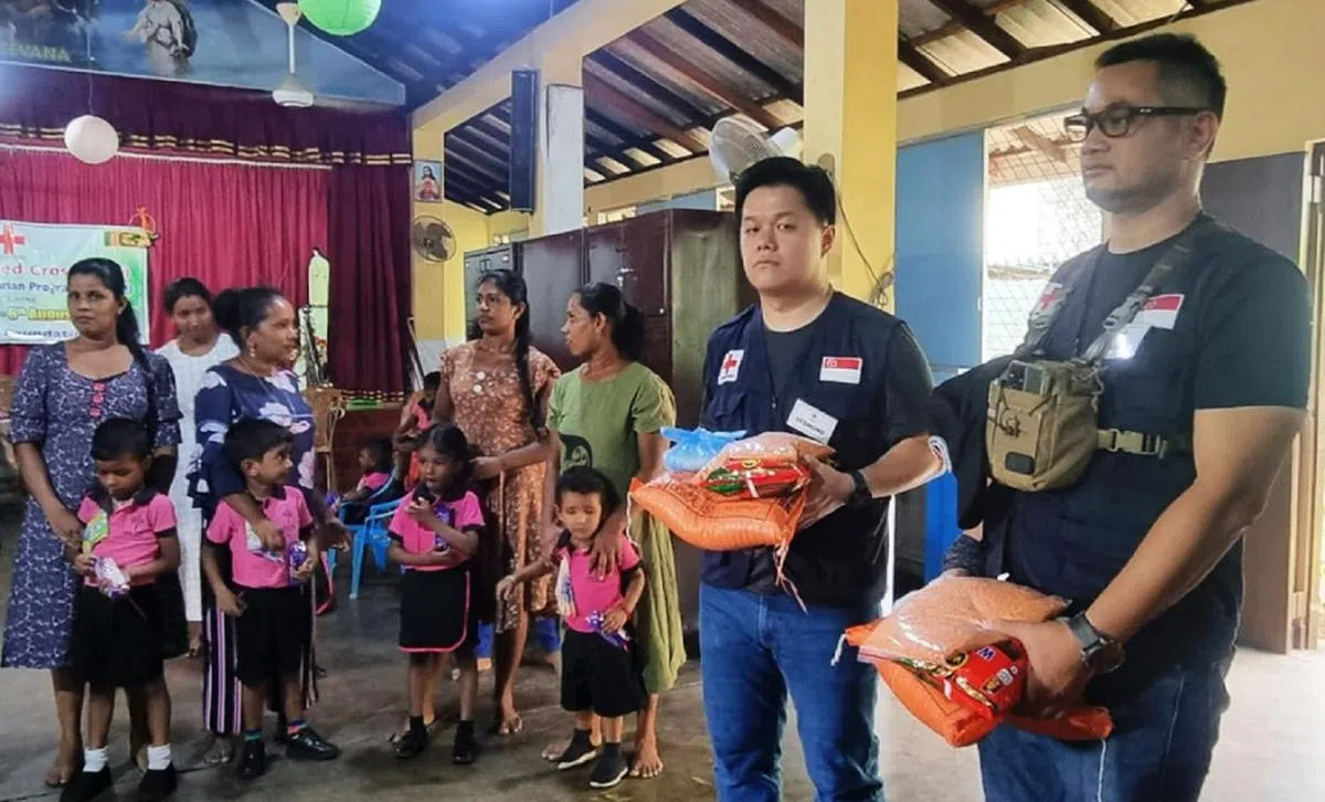 纳迪姆（右一）与新加坡红十字会的义工，为斯里兰卡的学生分发食物。（纳迪姆Instagram）