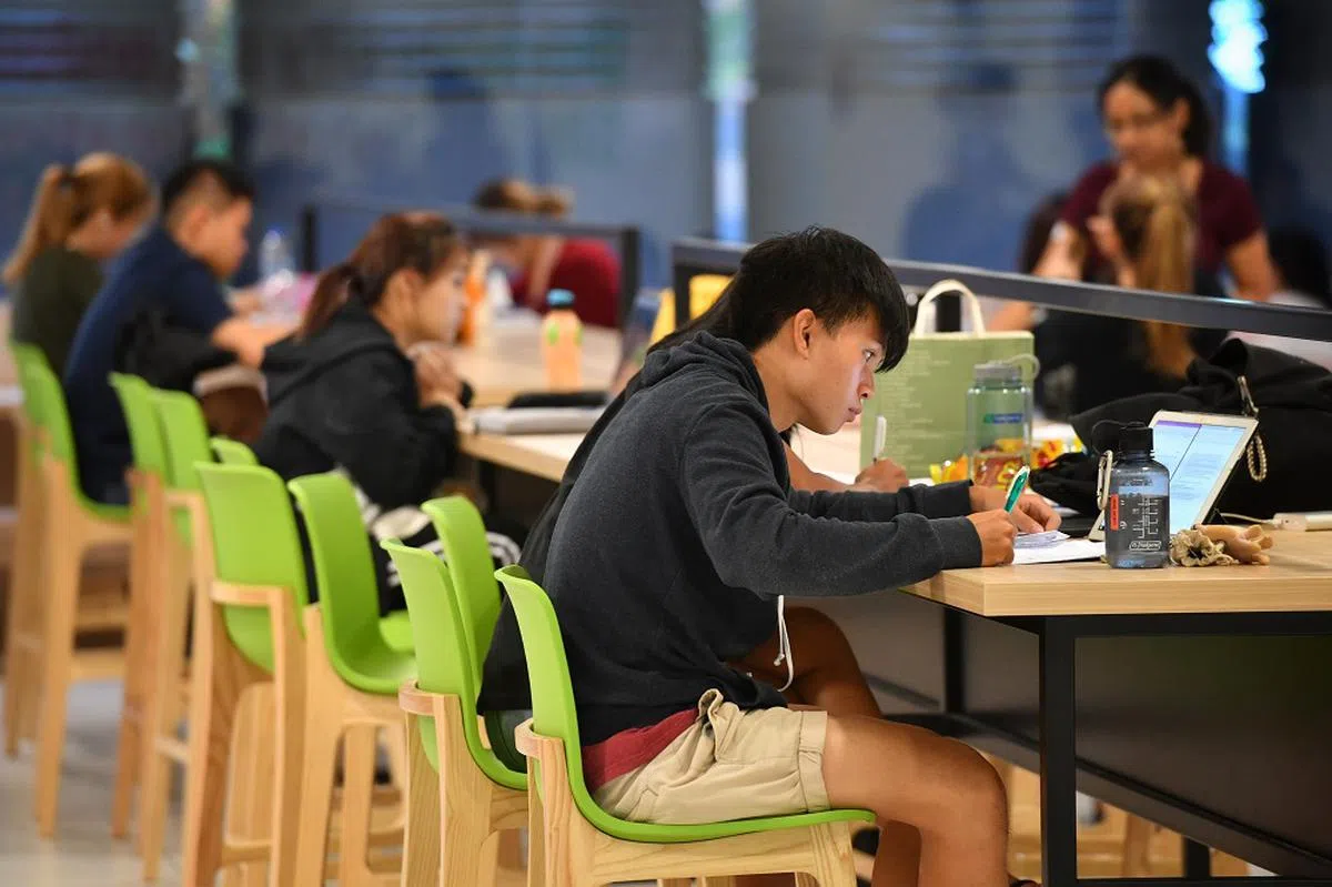 现在的大学生太不容易了。（海峡时报）