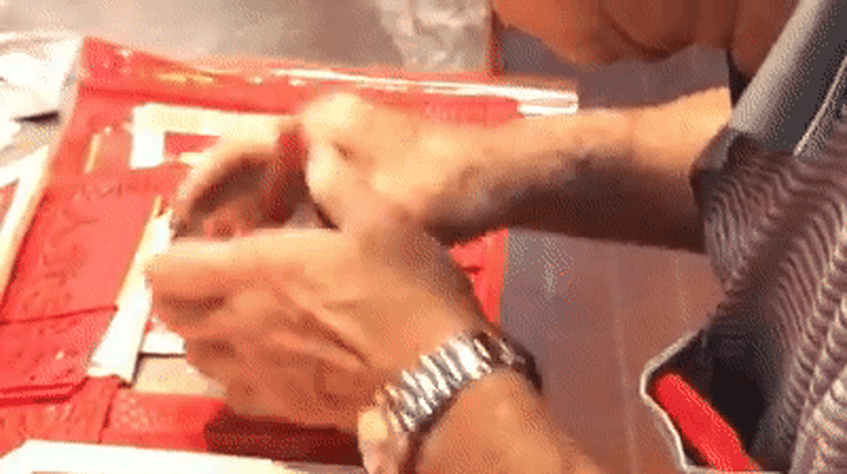  传统方式的求真字。（海峡时报视频截取） 