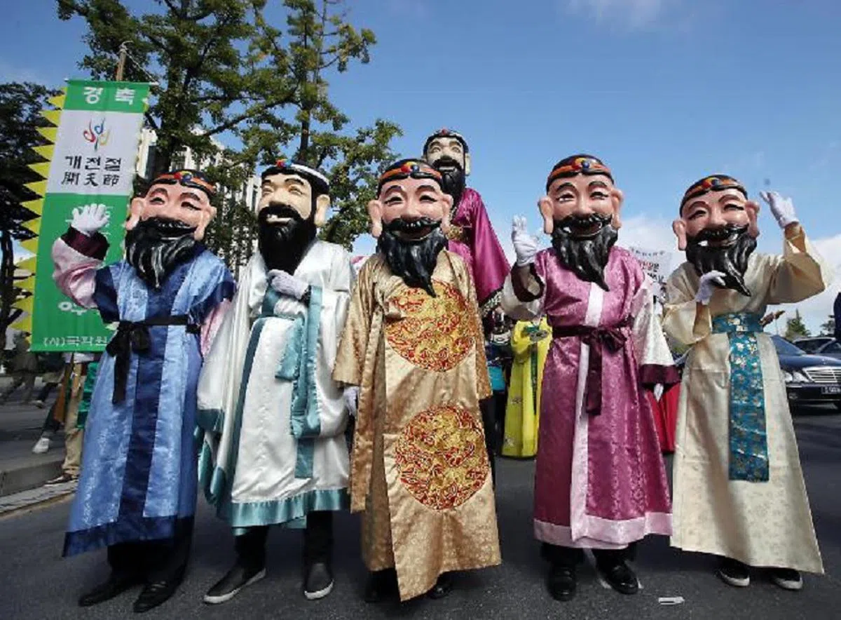 “开天节”是纪念传说中的朝鲜民族始祖太阳神之孙檀君（Dan-kun）于公元前2333年建立传说中的古朝鲜国的节日。（韩联社）