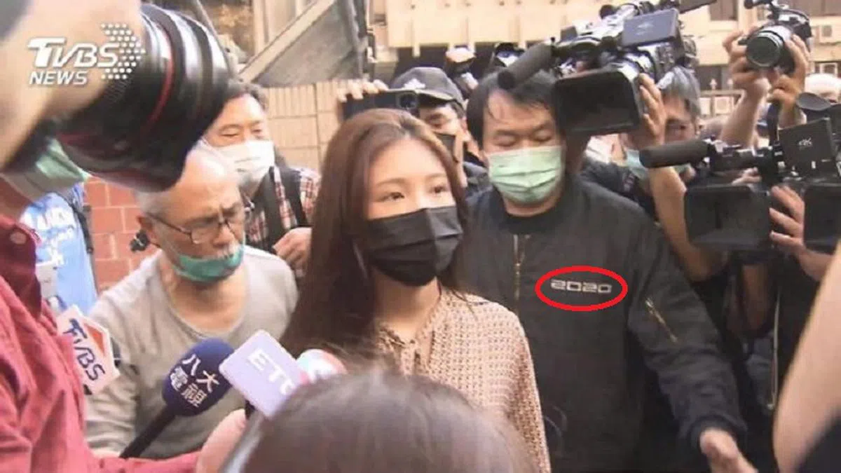  眼尖的网民也抓包，鸡排妹踢馆翁立友记者会的时候，身旁的“护花使者”身穿2020蔡英文竞选夹克。（Yahoo奇摩新闻） 