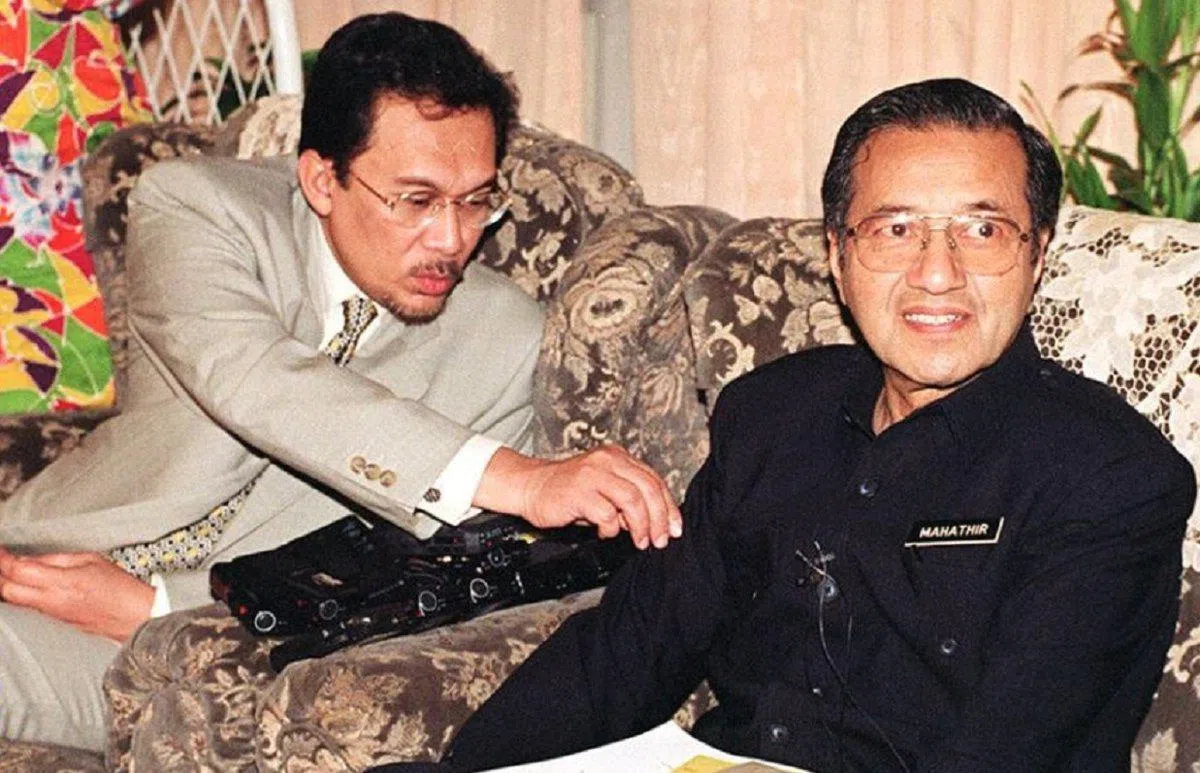 安华曾在1993年至1998年间担任马哈迪的副手。（互联网） 