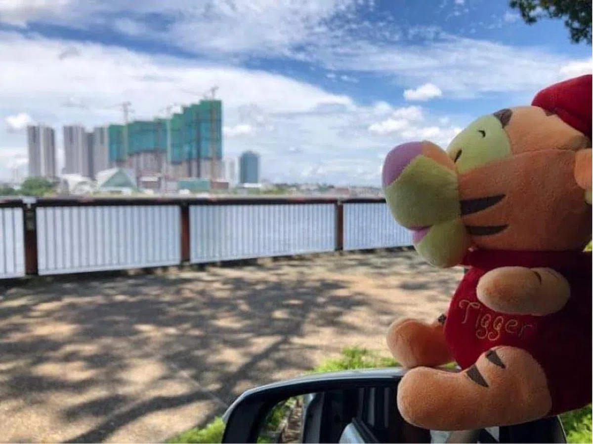  为了感觉更接近马来西亚，我们会特地带妈妈去兀兰海边，眺望近在天边却遥不可及的新山。（作者提供） 