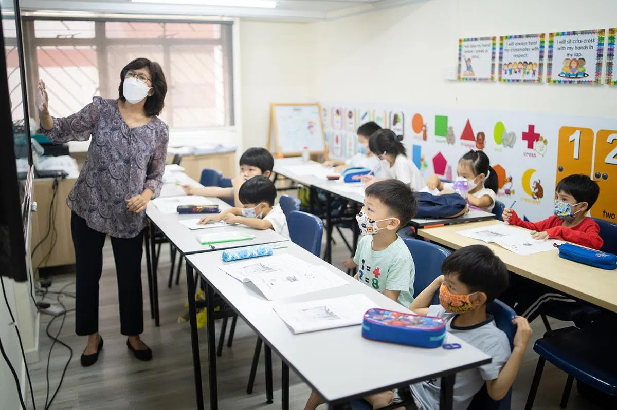 出于怕输心理，新加坡一些家长选择在孩子上幼儿园时就送他们去补习。（海峡时报）