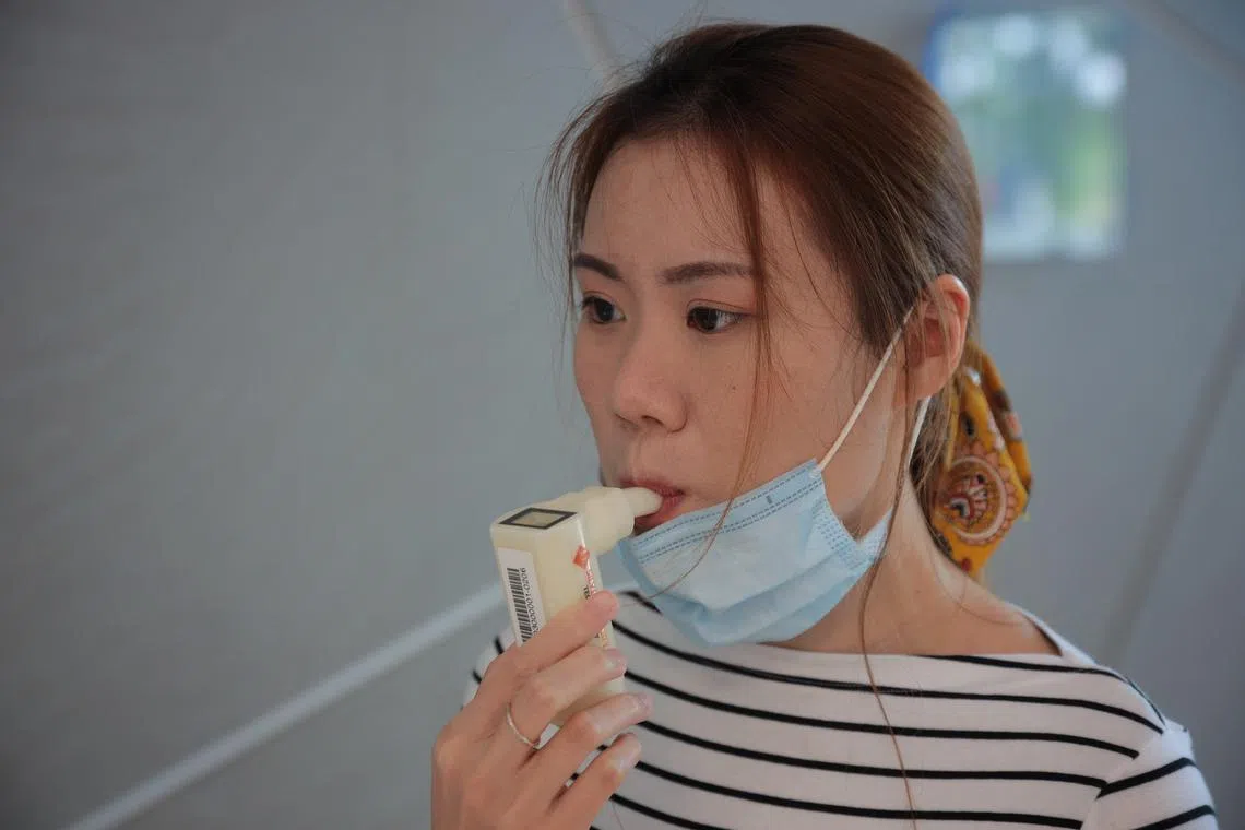 南洋理工大学起步公司Silver Factory Technology研发的一款呼吸检测器TracieX可用非侵入性的方式完成冠病检测。（海峡时报）