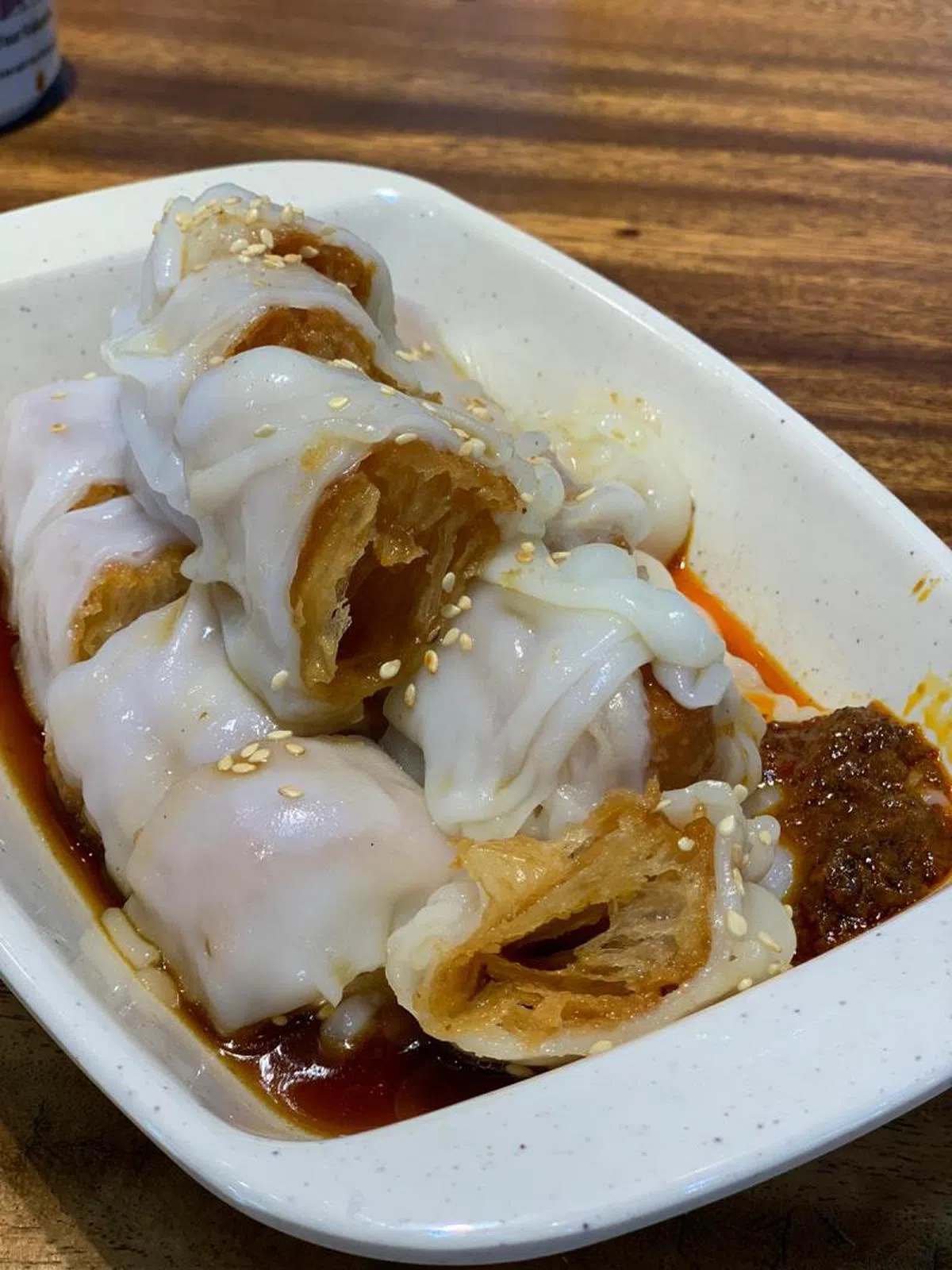  用猪肠粉包裹住油条，就成了香港街知巷闻的平民美食“炸两”。（叶孝忠摄） 