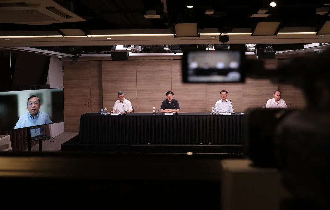 政府抗疫跨部门工作小组10月2日记者会，左起：贸工部长颜金勇、卫生部医药服务总监麦锡威副教授、财政部长黄循财、卫生部长王乙康和人力部长陈诗龙。（记者会视频截图）