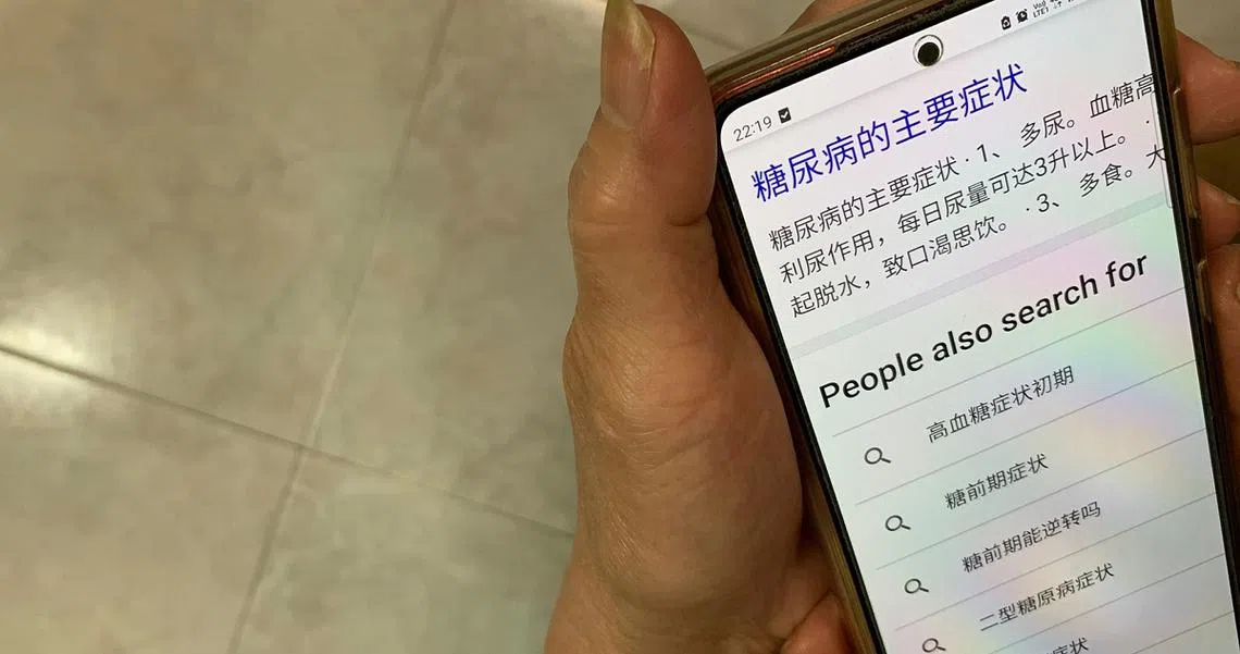 一些人身体不适，不去看医生，反而拿起手机上网搜索，试图按照搜索结果针对自身的症状做出诊断。（红蚂蚁摄）