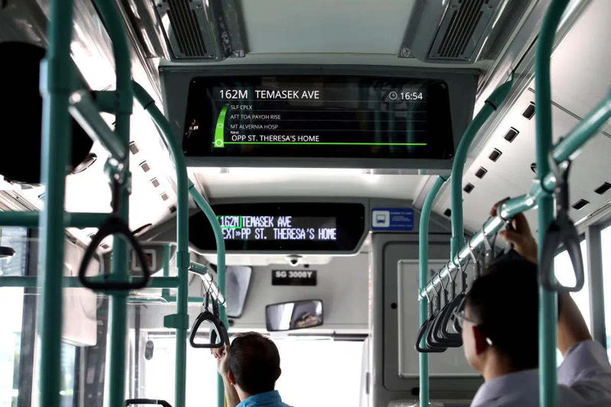  混合动力公共巴士安装了提升版的巴士信息显示系统，装置在巴士中央的显示屏会显示巴士即将停靠的四个巴士站，以及该站衔接的地铁或轻轨线。（联合早报） 