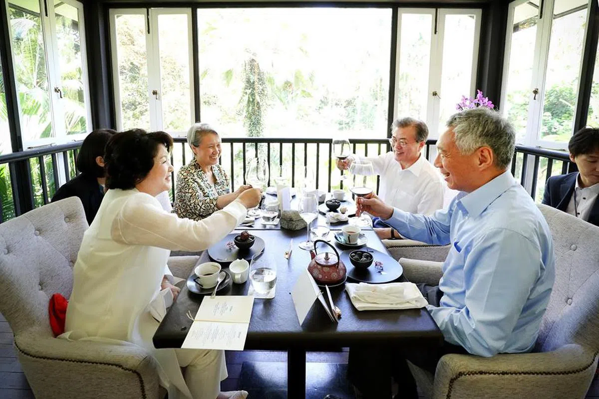 李显龙总理夫妇与文在寅夫妇在植物园共进午餐。（李显龙面簿） 
