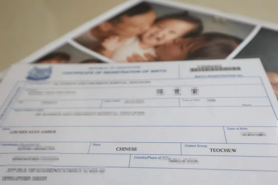 报生纸上向来有显示父母的籍贯信息。（联合早报）