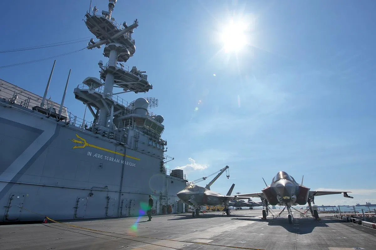 新加坡是美国的主要安全合作伙伴。图为美军战舰的黎波里号（USS Tripoli）2022年在新加坡樟宜海军基地停靠。（联合早报）