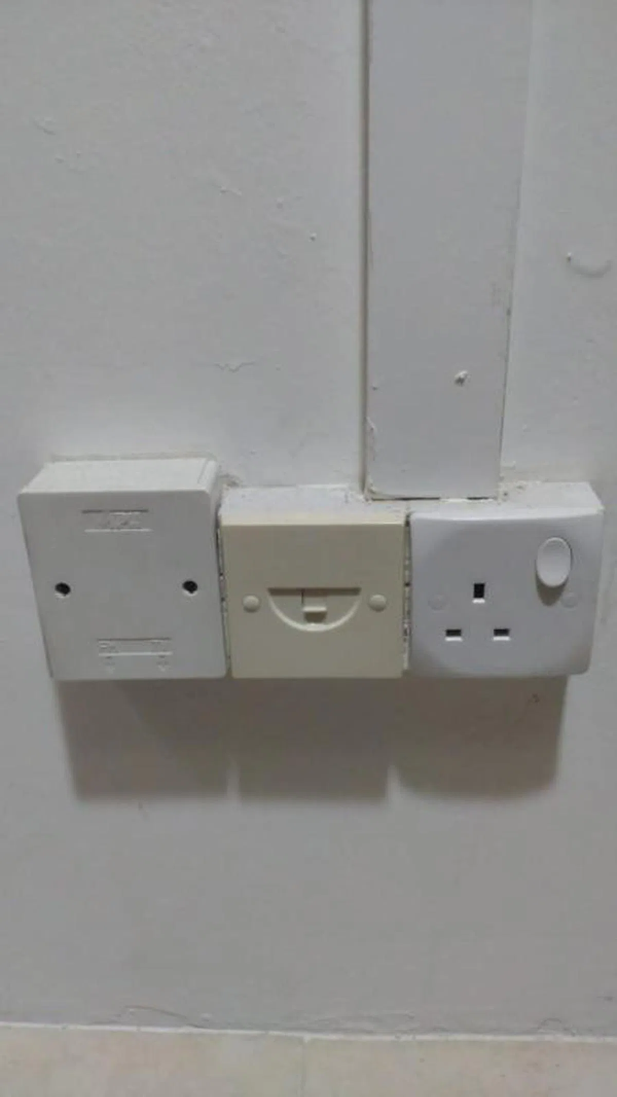 组屋住家防空壕的插座。（红蚂蚁摄）