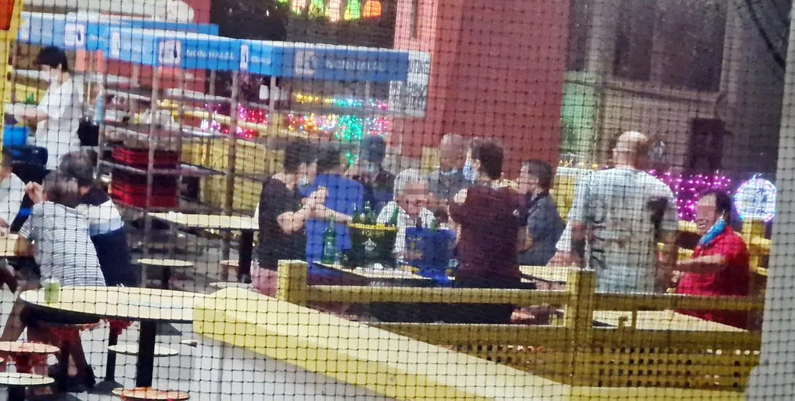 牛车水大厦重开后，十几个大叔聚集喝酒开讲，甚至有一桌七个人。（新明日报）