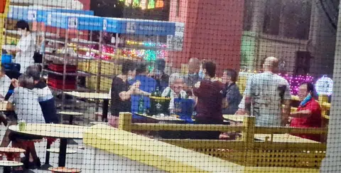 牛车水大厦重开后，十几个大叔聚集喝酒开讲，甚至有一桌七个人。（新明日报）