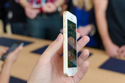 和现代潮流看似格格不入的初代iPhone SE，竟在年轻群体中成为受热捧对象。（互联网）