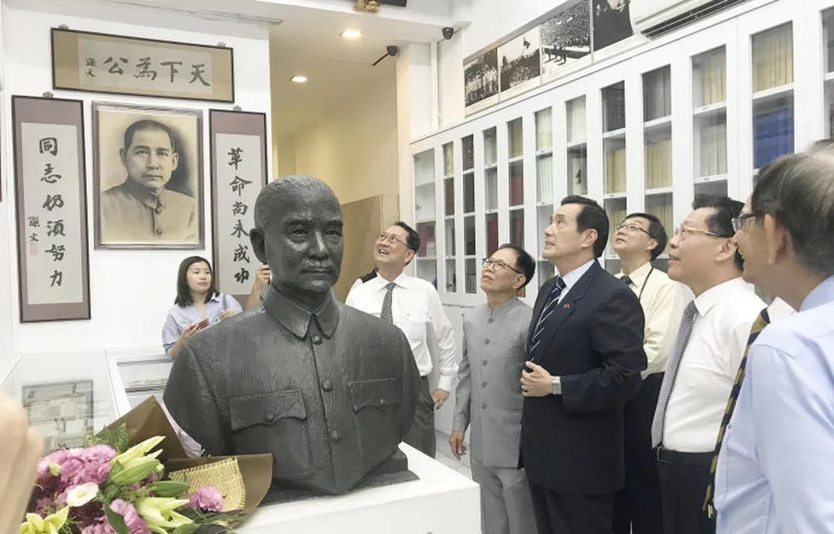  马英九走访同德书报社。（新明日报） 