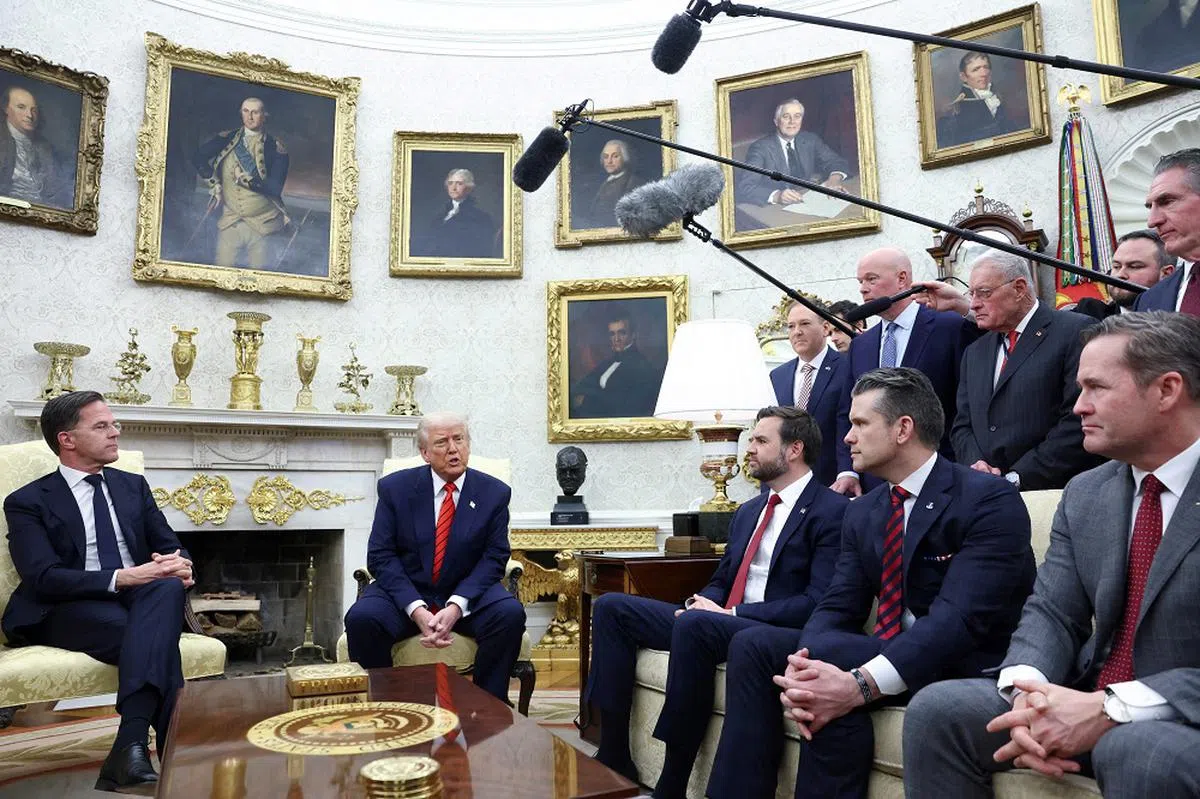 特朗普的椭圆形办公室墙面上挂满了历任总统画像。（路透社）