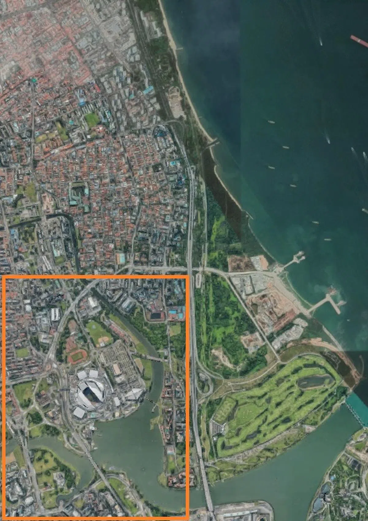  把范围放大来看可以发现橘色区块以外已经过填海。（谷歌地图截图） 