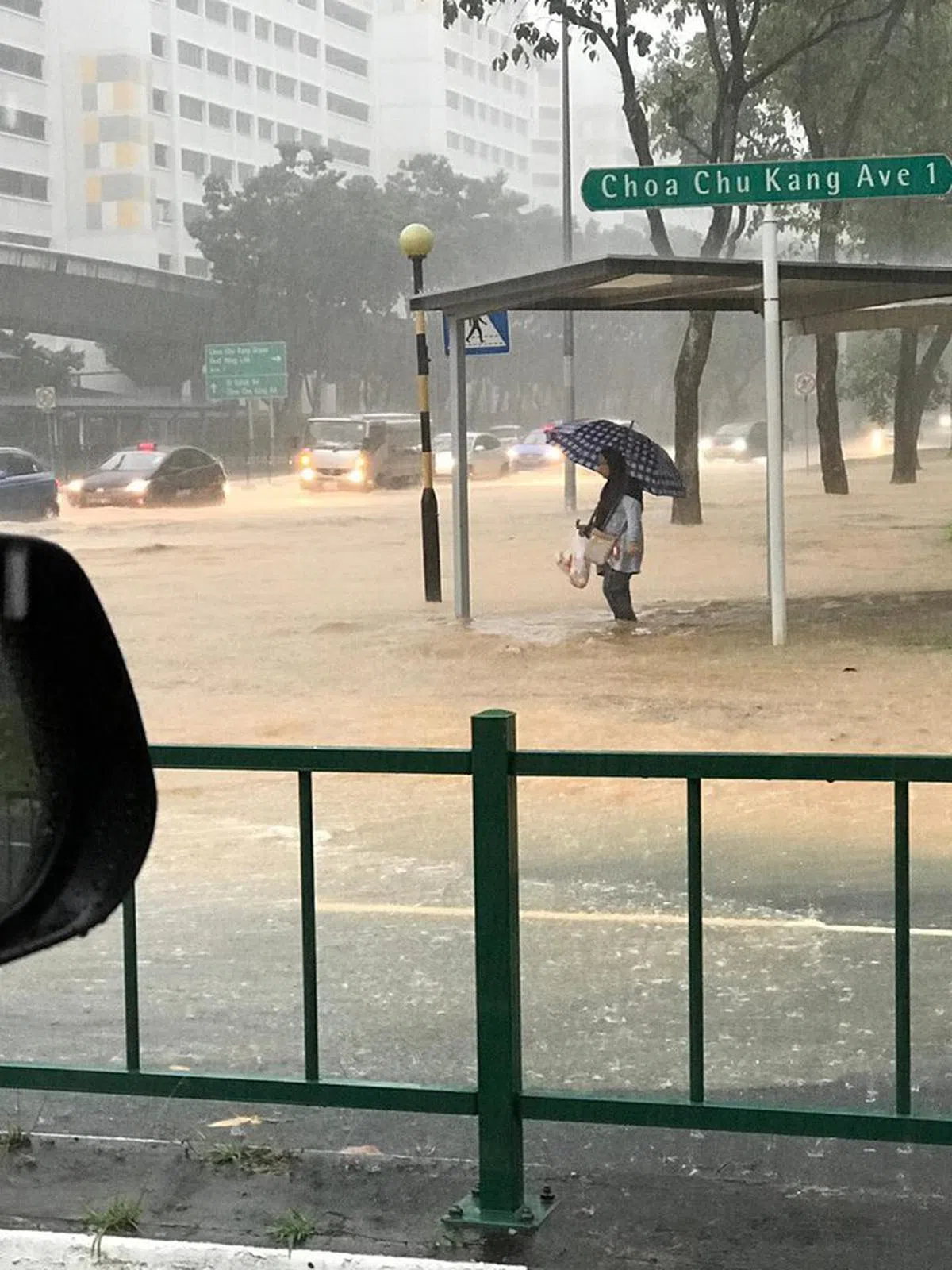  在滂沱大雨里，有盖走廊和雨伞也没办法救你！（面簿） 