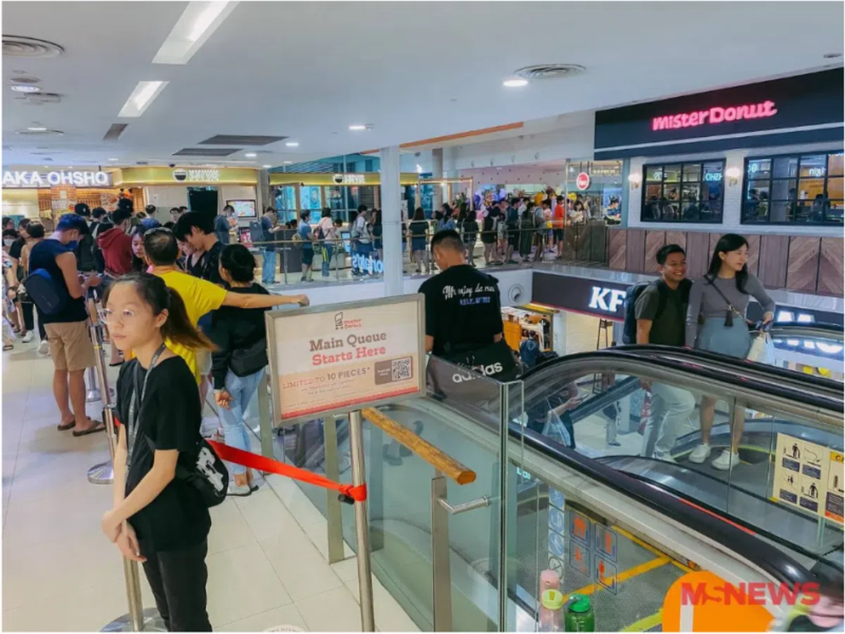 Mister Donut5月21日在碧山第8站（Junction8）开幕时，国人排队两个半小时只为了买个甜甜圈。（Mustsharenews)