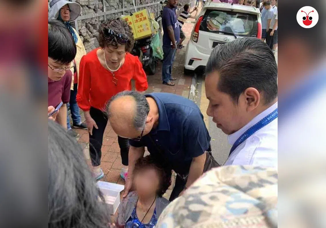 中国女游客在马国被抢手提包，破财又破相。（曾庆祥制图）