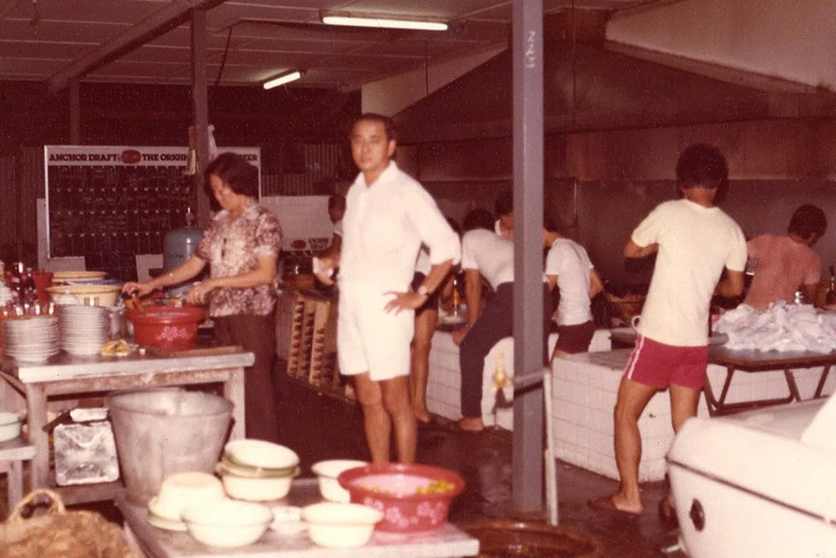 徐炎珍和丈夫50年代开始售卖辣椒螃蟹。（海峡时报档案照）