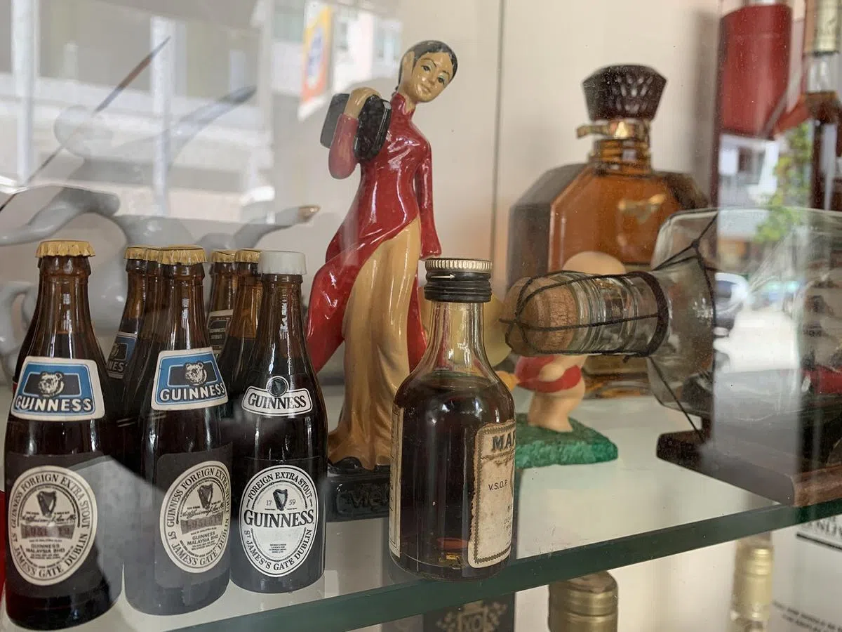 黄南泰酒庄的橱窗陈列着各式洋酒和怀旧摆设。（刘智澎摄）