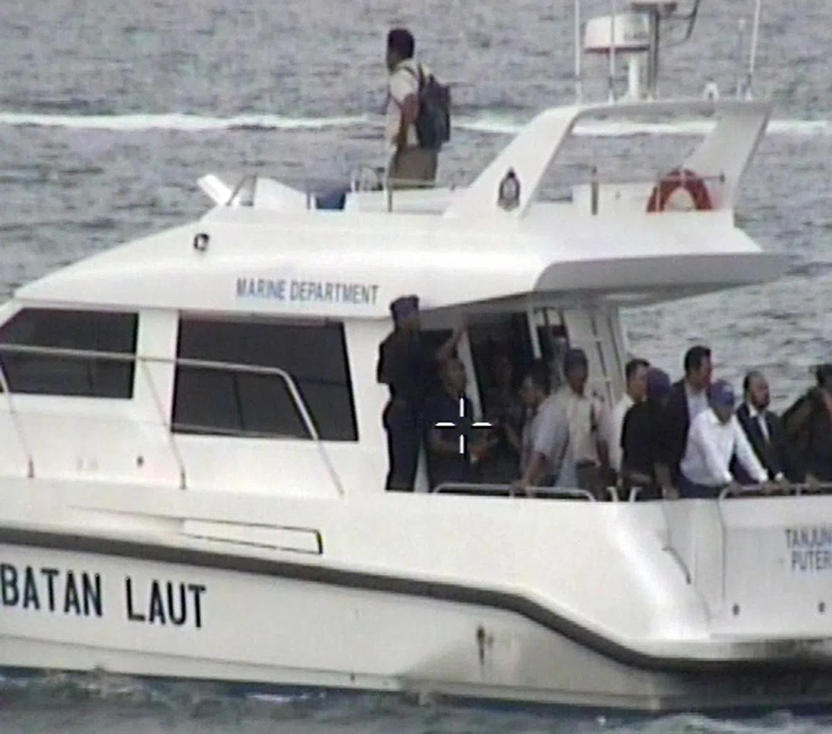  柔州大臣称，马国安全部队与公共服务人员是在“控制与捍卫我们的海域”，向他们致谢。（新加坡警方） 