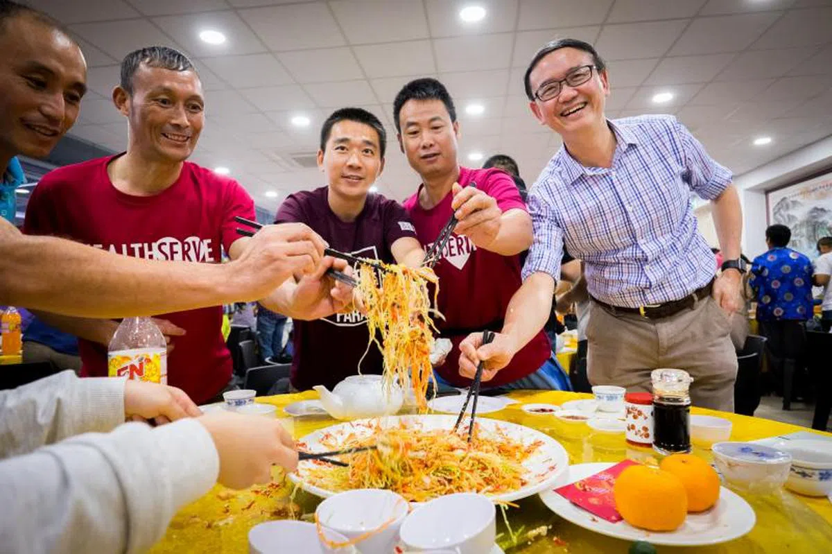  前几年人们这样捞鱼生，不过今年需要做一些“微调”。（HEALTHSERVE） 