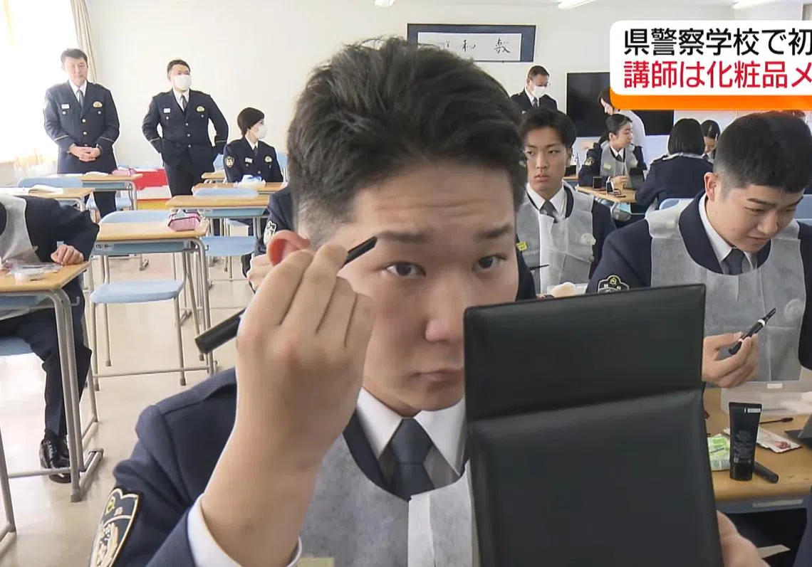 日本一所警校给学员开设了化妆课程。（视频截图）