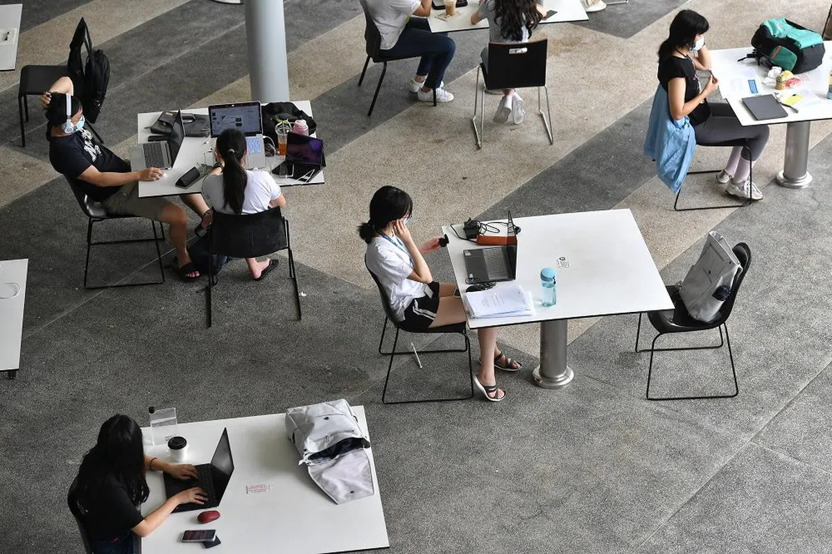 大学生除了学费和生活费，出国旅游的费用也需要父母提供吗？（海峡时报）