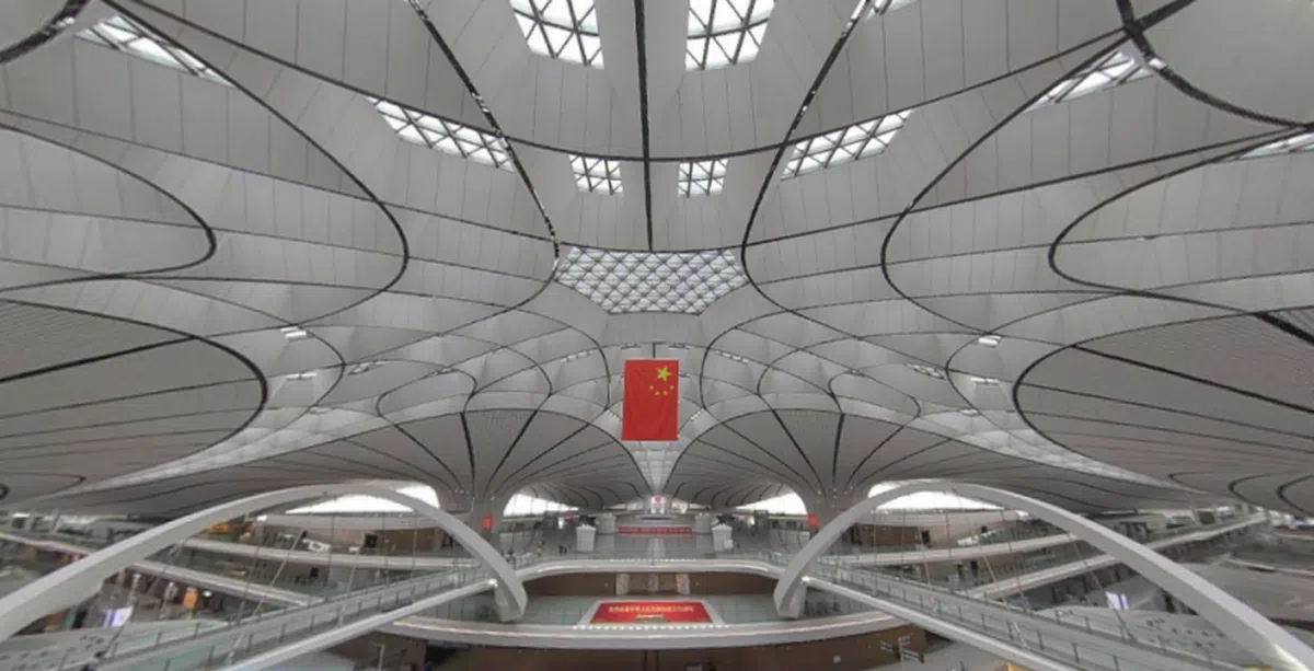  从5楼餐饮区可以鸟瞰整个航站楼错落有致的有机建筑线条。（CGTN截图） 