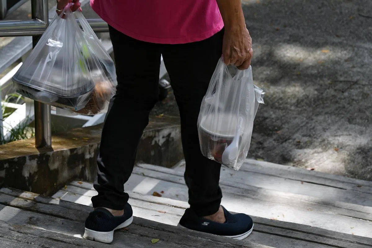 从1分到10分，针对“点餐过程”，选择从餐馆外带的食客只给了6.93分。（海峡时报）