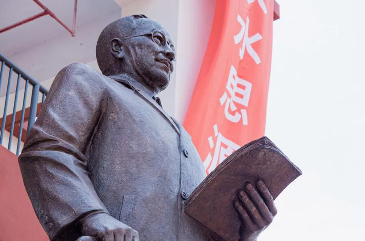 广州新侨学校的陈嘉庚铜像。（广州新侨学校网站）