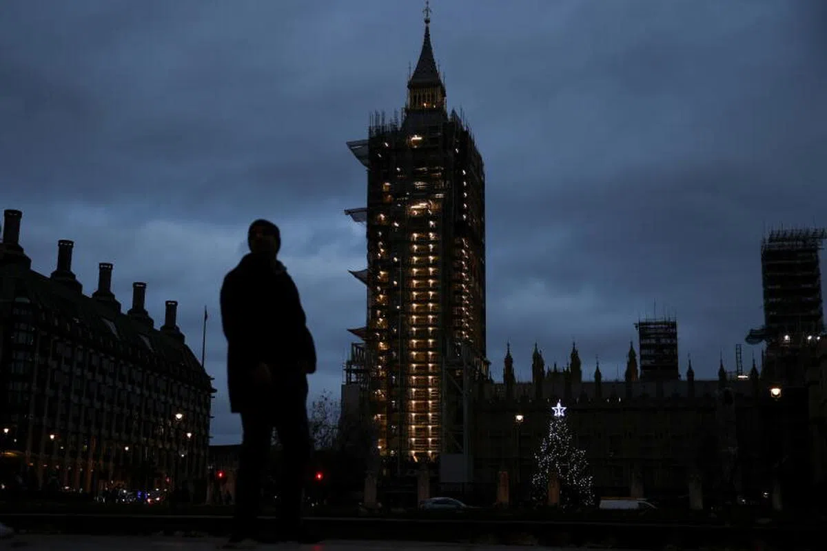  英国国会大厦外的圣诞树。（路透社） 