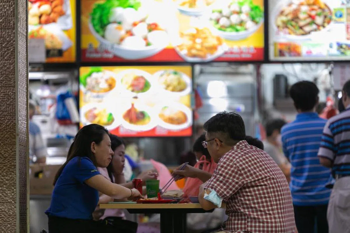 高通膨肆虐，导致一般民众在食衣住行方面得花费更多。（联合早报）