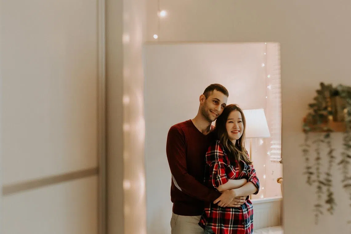 29岁的新加坡女子Jolyn Ng和意大利籍丈夫Simone Meregaglia（25岁）的“姐弟恋”修成正果。（French Toast Productions）