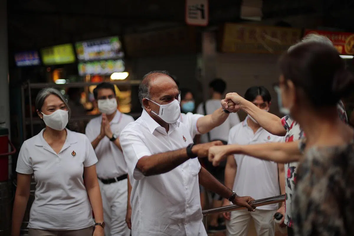  尚穆根领导的义顺集选区团队7月11日到忠邦城谢票。（海峡时报） 