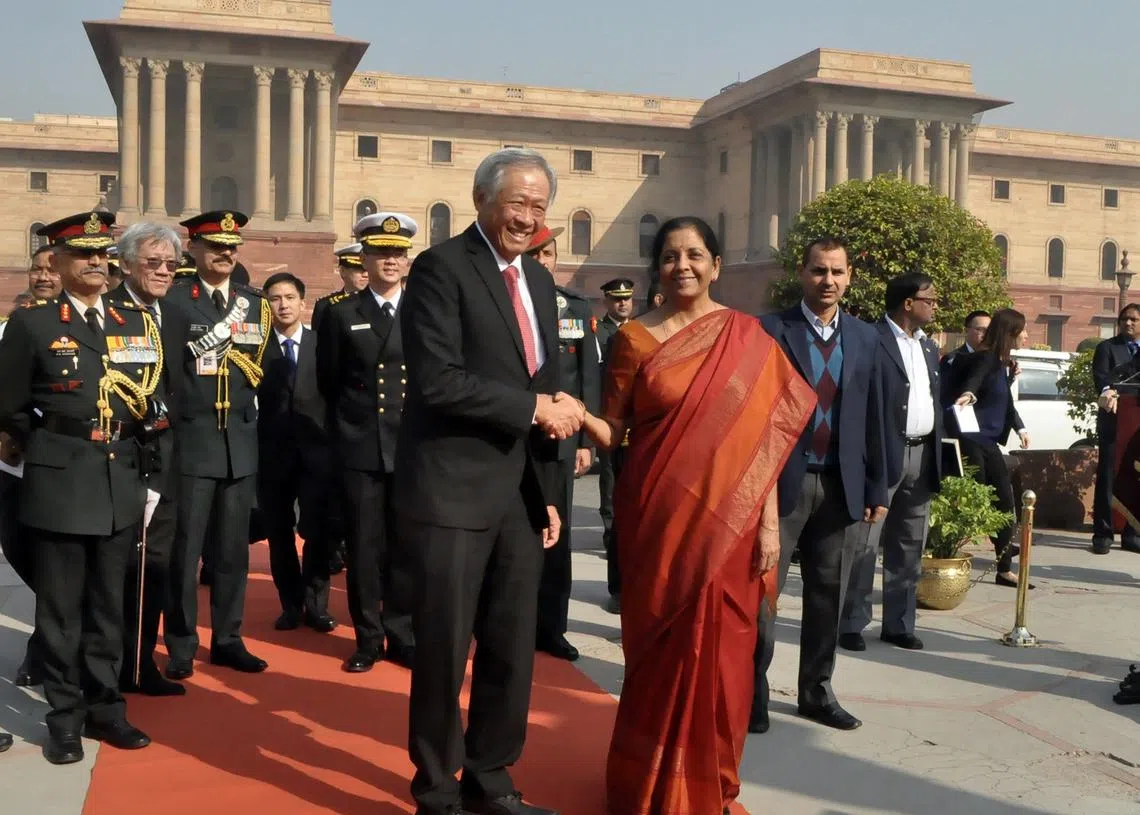 新加坡国防部长黄永宏去年11月访问印度时，印度国防部长西塔曼亲自接见握手言欢。黄永宏在访问期间也代表我国与印度海军签订双边协议。（海峡时报） 