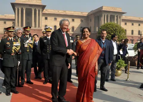 新加坡国防部长黄永宏去年11月访问印度时，印度国防部长西塔曼亲自接见握手言欢。黄永宏在访问期间也代表我国与印度海军签订双边协议。（海峡时报） 