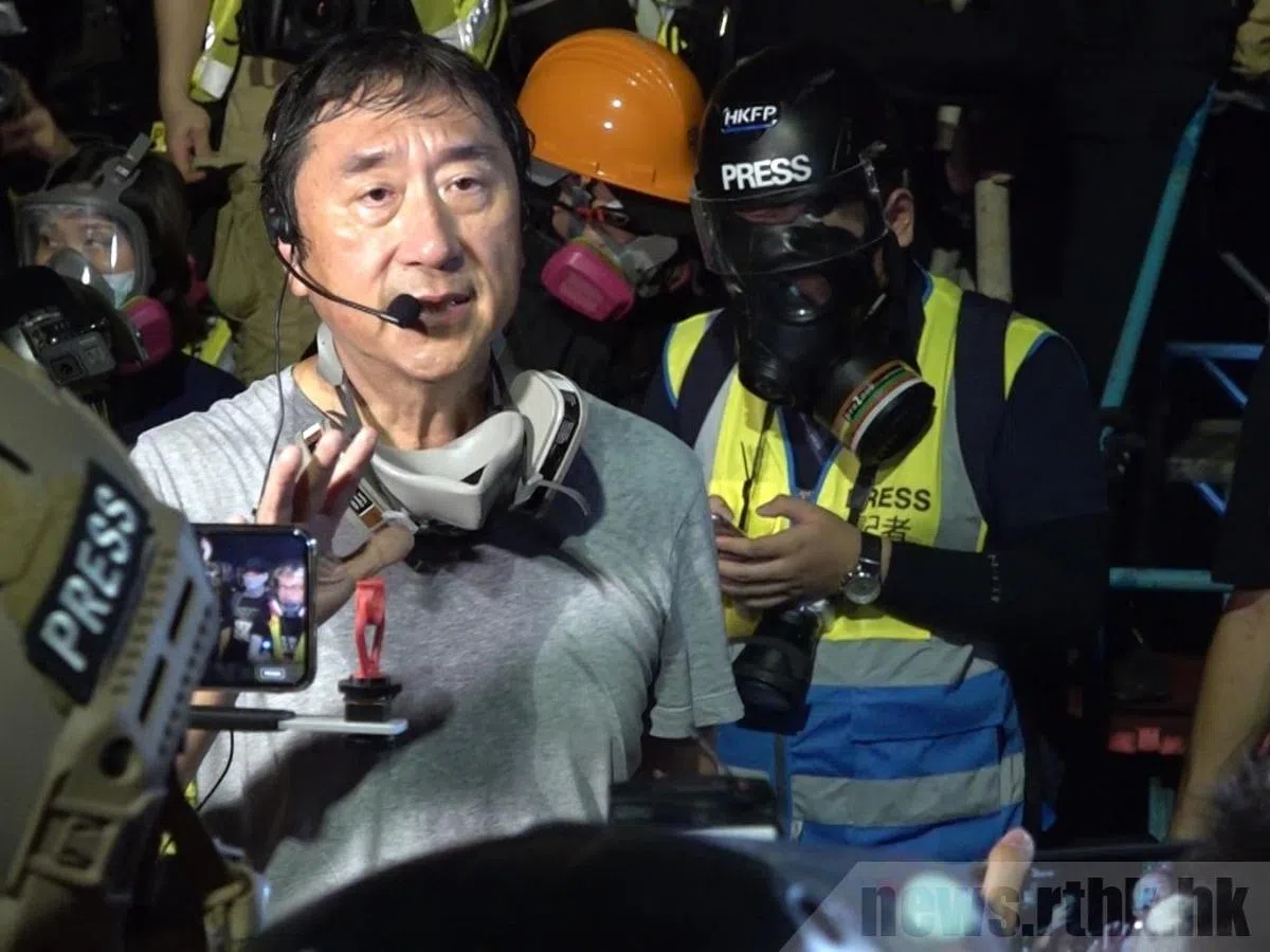  前中大校长沈祖尧是去年11月曾到香港中文大学冲突现场，与年轻人见面，劝喻学生停止聚集。（互联网） 