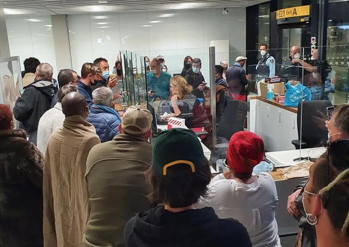 国际旅客滞留在荷兰阿姆斯特丹史基浦机场（Schiphol Airport），焦急地等待自己的冠病检测结果。（路透社）