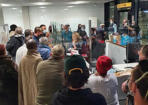 国际旅客滞留在荷兰阿姆斯特丹史基浦机场（Schiphol Airport），焦急地等待自己的冠病检测结果。（路透社）