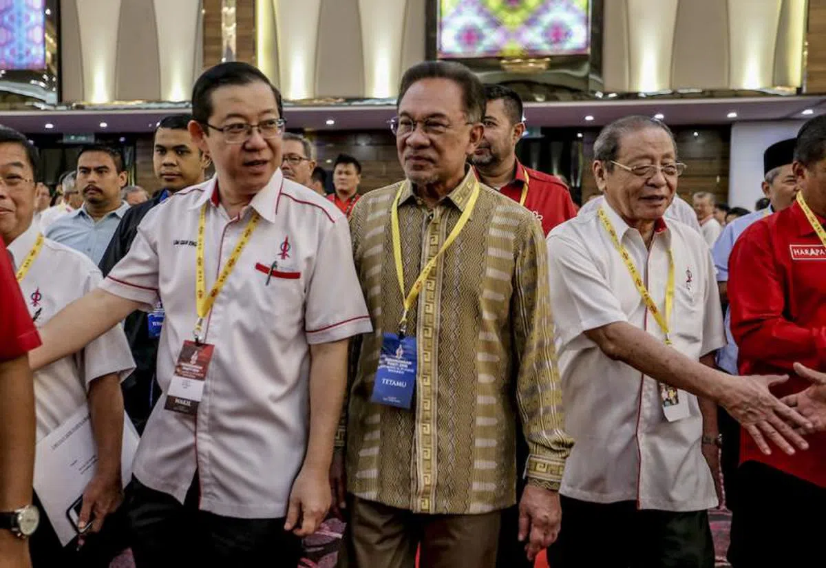  林冠英（左）表示只要安华（中）能取得足够支持组成政府，民行党就会支持他。（马来邮报） 