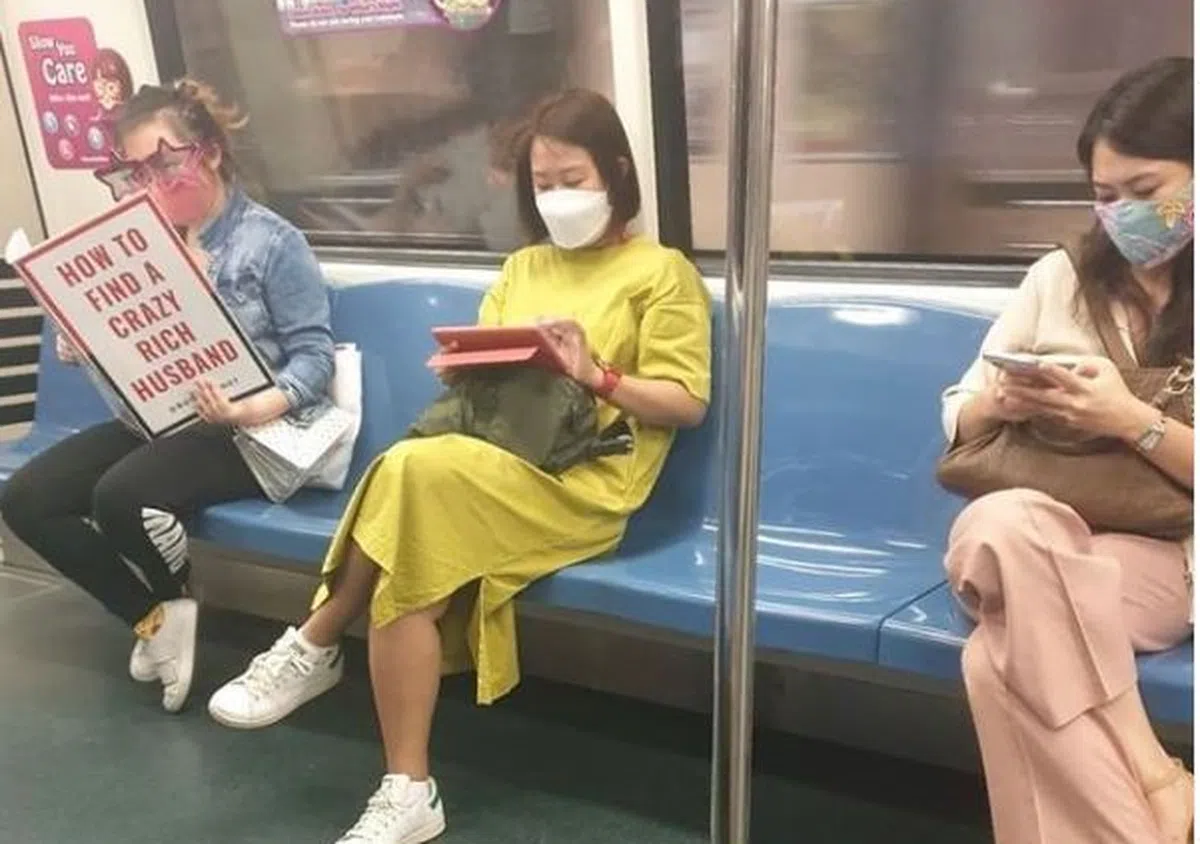  这本书叫《如何找到一个疯狂有钱老公》（How to Find a Crazy Rich Husband）。（womanwithbooks Instagram） 