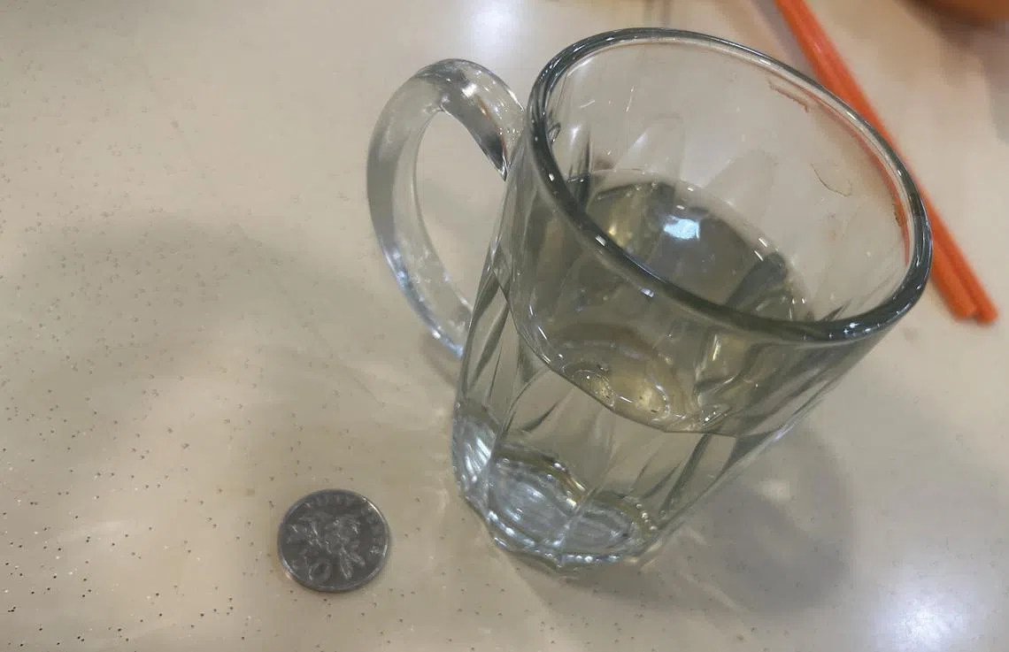 咖啡店一杯白开水卖5角，有顾客觉得合理，有顾客喊贵。（新明日报）