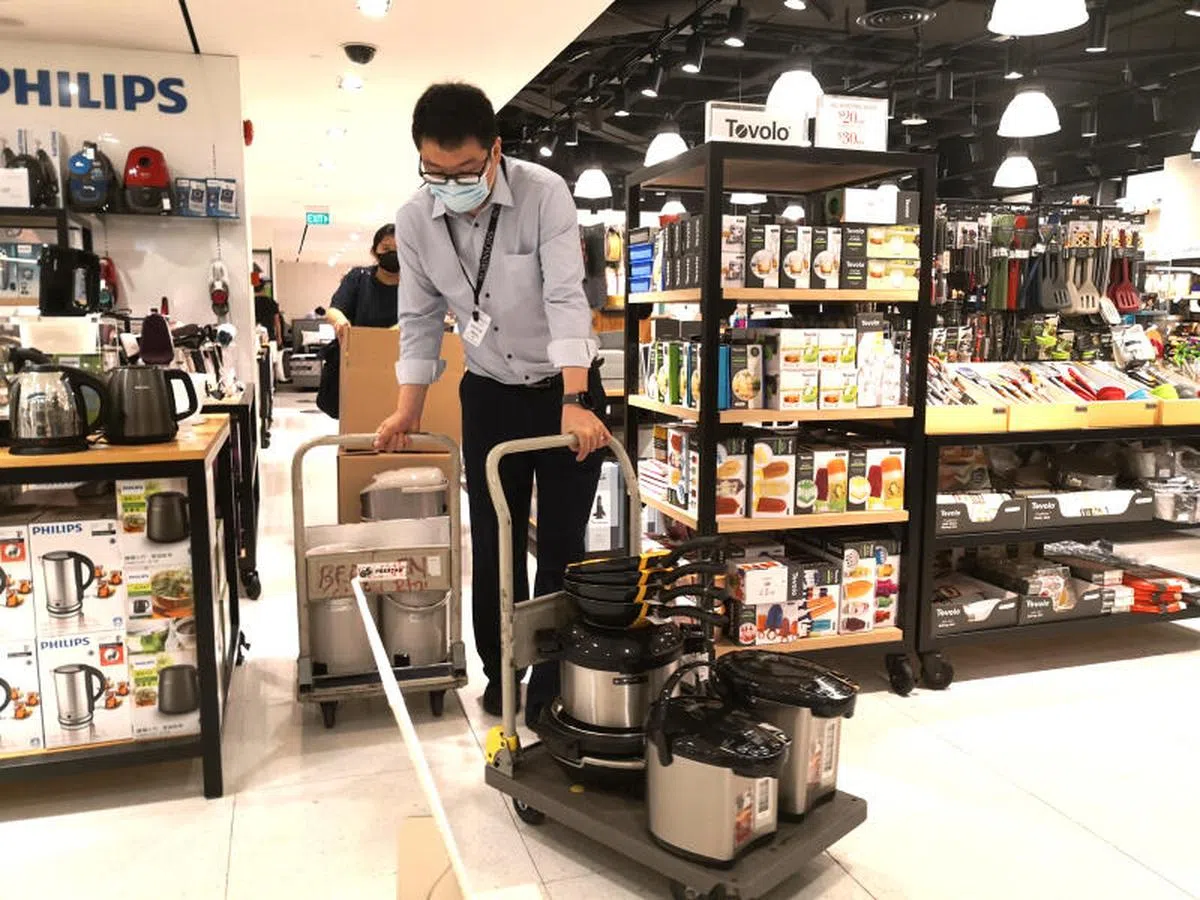  罗敏申百货宣布清盘后，店员正忙着清点商品。（联合早报） 