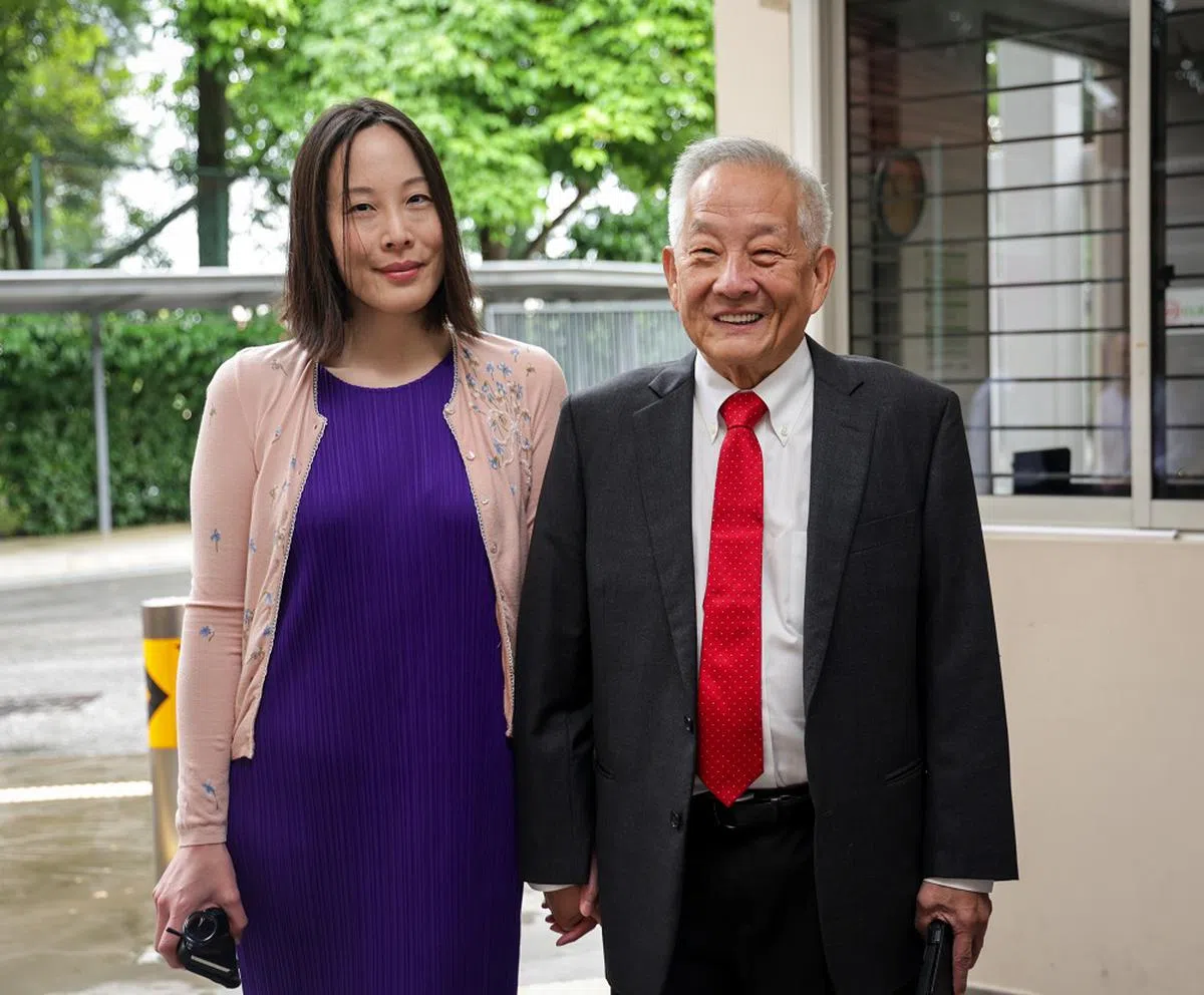 7月19日，黄国松（右）在未婚妻刘以真（左）的陪同下，到选举局领取参选表格。（联合早报）