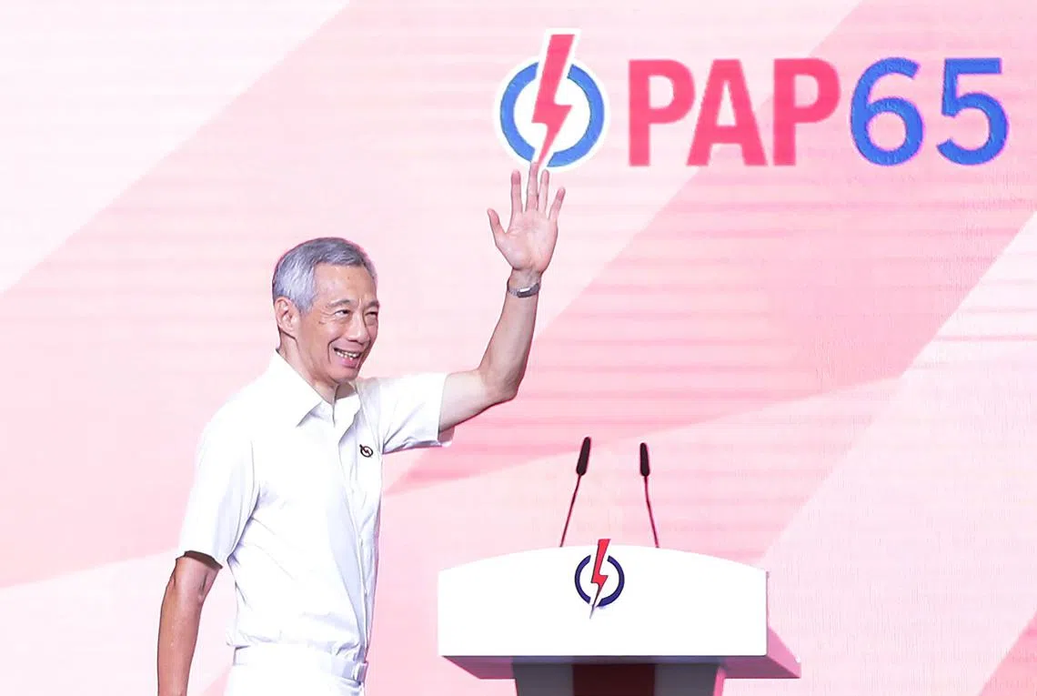 秘书长李显龙上台发言时与在场的2500名人民行动党党员挥手致意。（海峡时报）